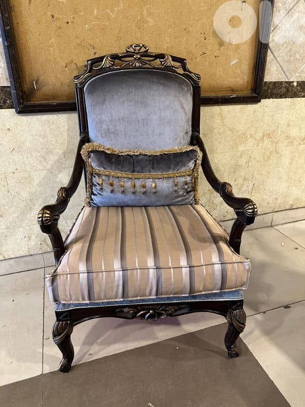 طقم كنبايات حفر خشب زان ثلاث قطع وطاولة 4