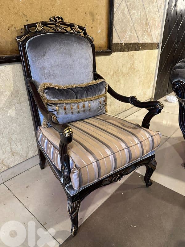 طقم كنبايات حفر خشب زان ثلاث قطع وطاولة 5