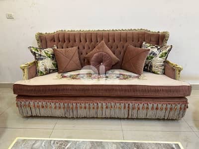 طقم كنبايات حفر خشب زان ملكي خمس قطع وطاولة