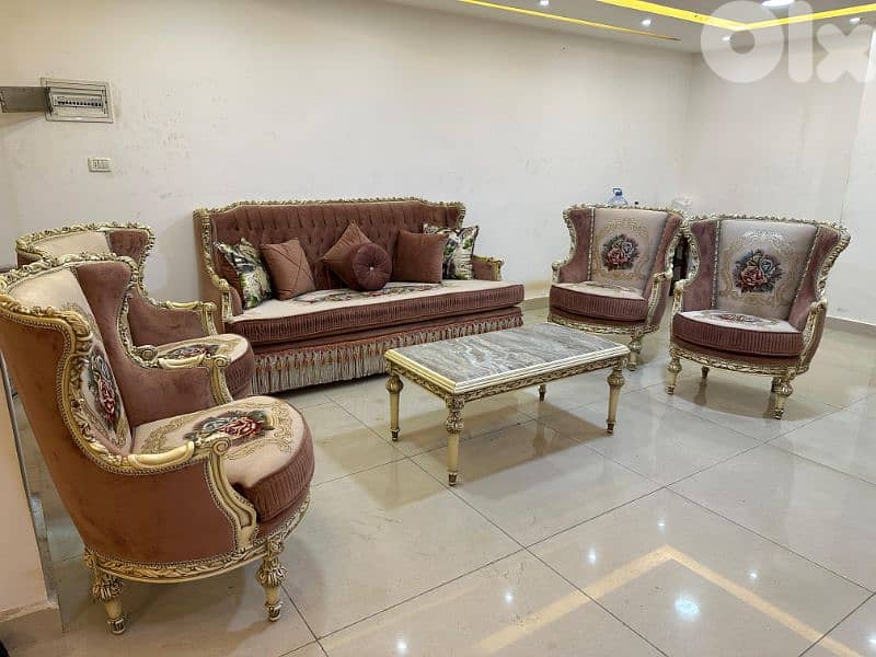 طقم كنبايات حفر خشب زان ملكي خمس قطع وطاولة 2