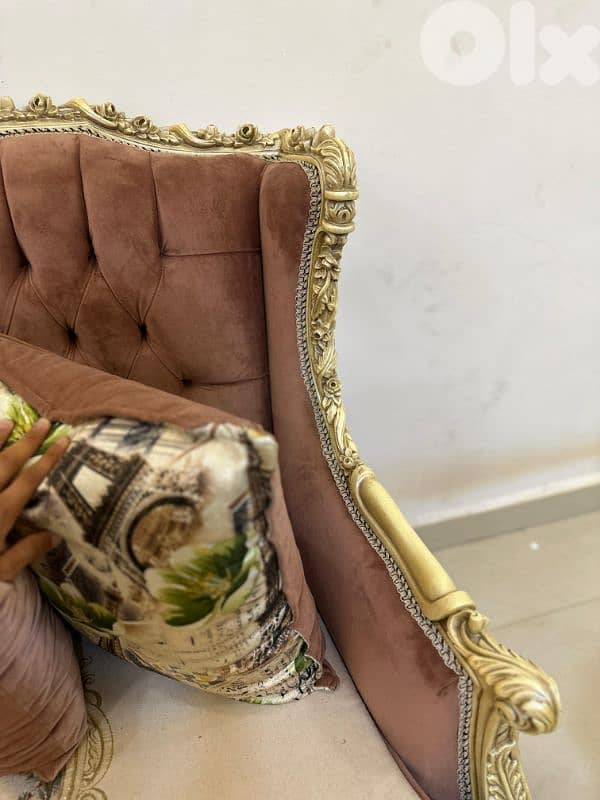 طقم كنبايات حفر خشب زان ملكي خمس قطع وطاولة 3