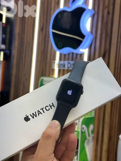 Apple watch SE 44MM like new super clean full box