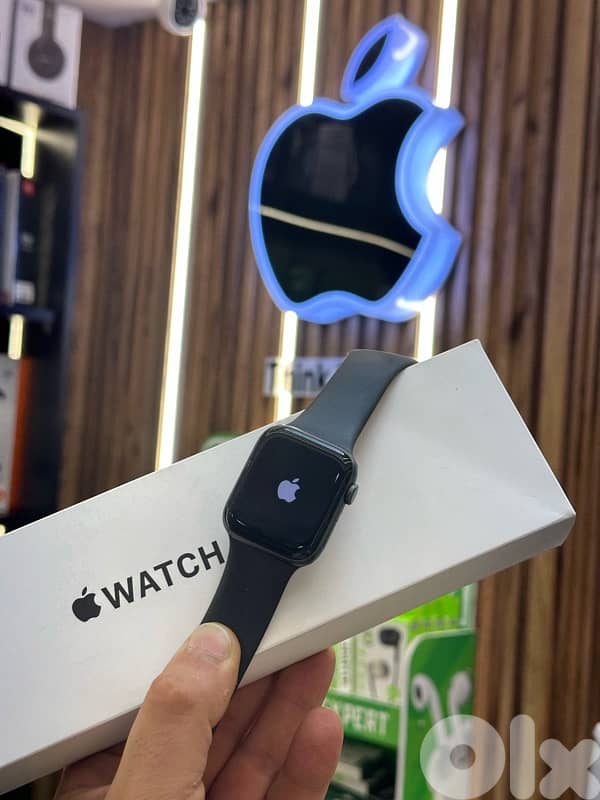 Apple watch SE 44MM like new super clean full box 3