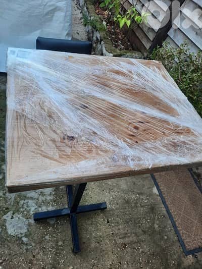 كراسي عدد ٣٠ وطاولات عدد ٥