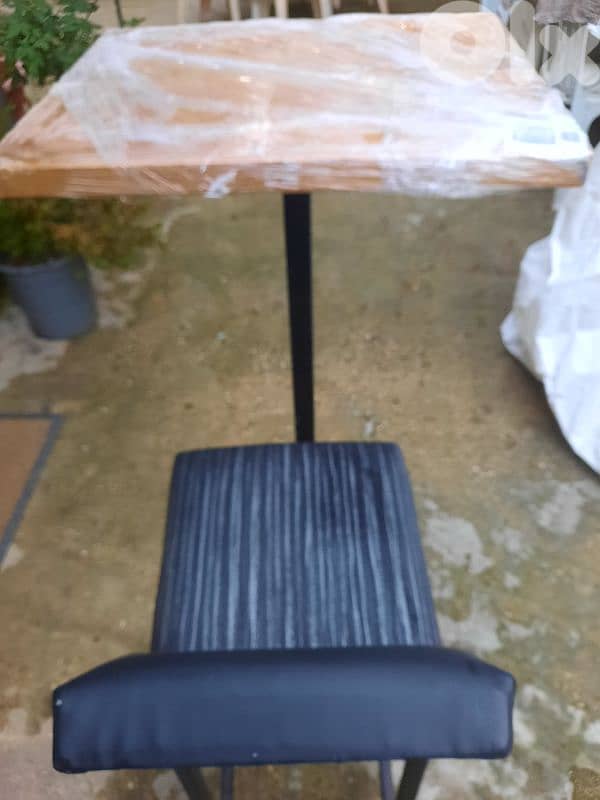 كراسي عدد ٣٠ وطاولات عدد ٥ 1