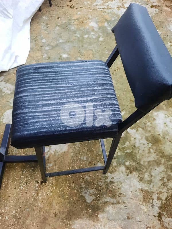 كراسي عدد ٣٠ وطاولات عدد ٥ 2