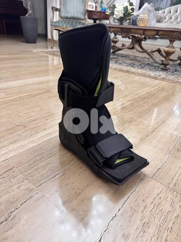 Orthopedic walking boot 1