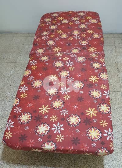 تخت  مفرد  حديد  مستعمل  شهر  فقط  شبه جديد  كتير  نضيف  ينفتح و يتسكر