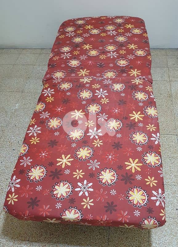 تخت  مفرد  حديد  مستعمل  شهر  فقط  شبه جديد  كتير  نضيف  ينفتح و يتسكر 0