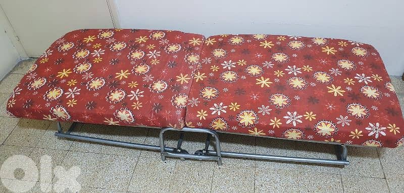 تخت  مفرد  حديد  مستعمل  شهر  فقط  شبه جديد  كتير  نضيف  ينفتح و يتسكر 1