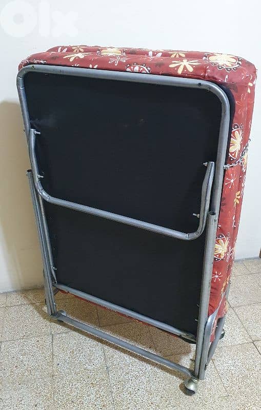 تخت  مفرد  حديد  مستعمل  شهر  فقط  شبه جديد  كتير  نضيف  ينفتح و يتسكر 2