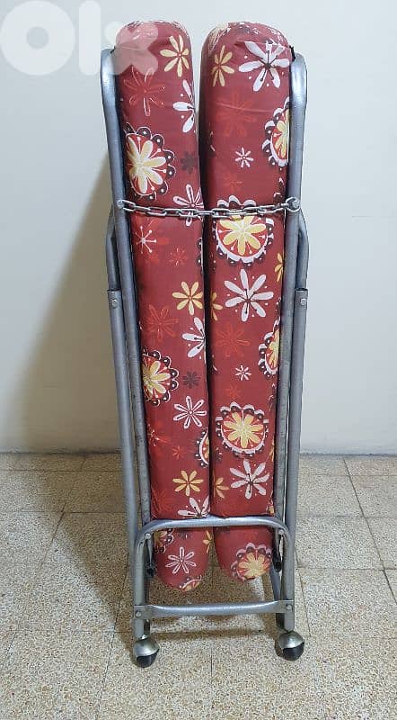 تخت  مفرد  حديد  مستعمل  شهر  فقط  شبه جديد  كتير  نضيف  ينفتح و يتسكر 3