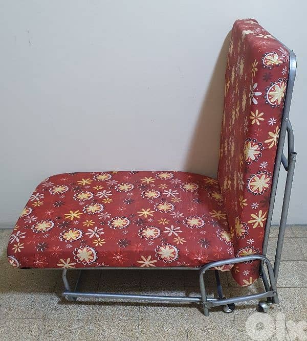 تخت  مفرد  حديد  مستعمل  شهر  فقط  شبه جديد  كتير  نضيف  ينفتح و يتسكر 4