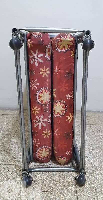 تخت  مفرد  حديد  مستعمل  شهر  فقط  شبه جديد  كتير  نضيف  ينفتح و يتسكر 5