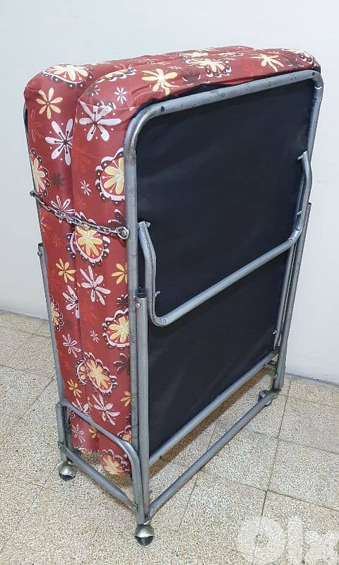 تخت  مفرد  حديد  مستعمل  شهر  فقط  شبه جديد  كتير  نضيف  ينفتح و يتسكر 8