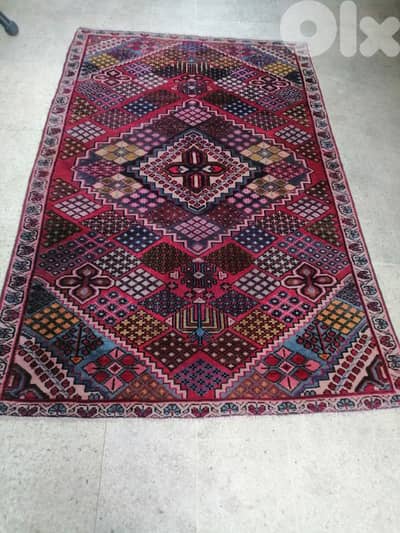 سجاد عجمي بختيار قديم بحالة جيدة جداً