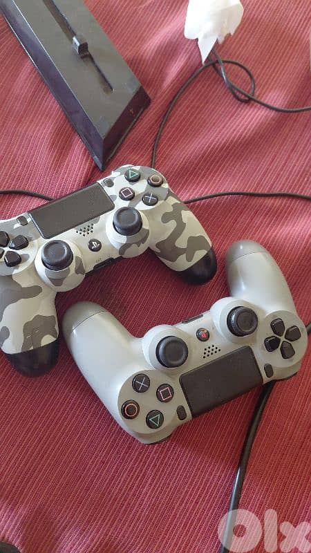 ps4 fat 500gb superclean with 4games 2original controler and a stander 1