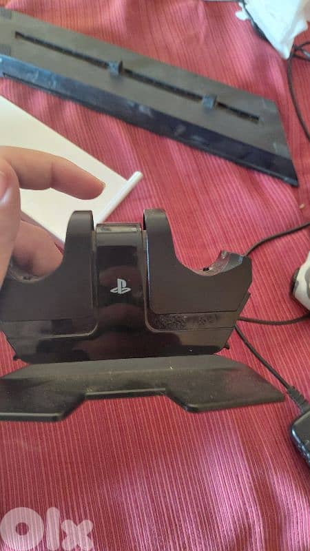 ps4 fat 500gb superclean with 4games 2original controler and a stander 2