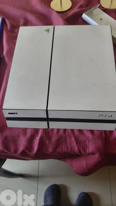 ps4 fat 500gb superclean with 4games 2original controler and a stander