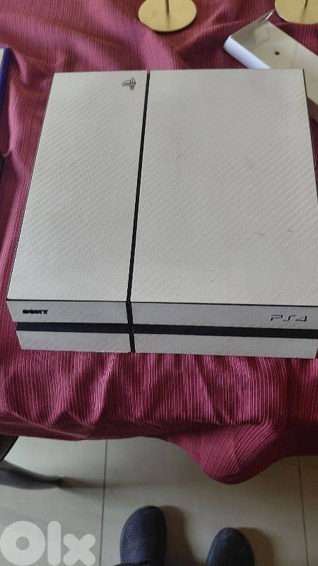 ps4 fat 500gb superclean with 4games 2original controler and a stander 0