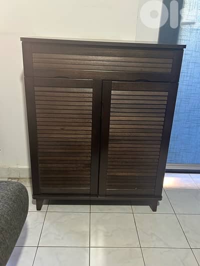 Medium wood cabinet with one drawer