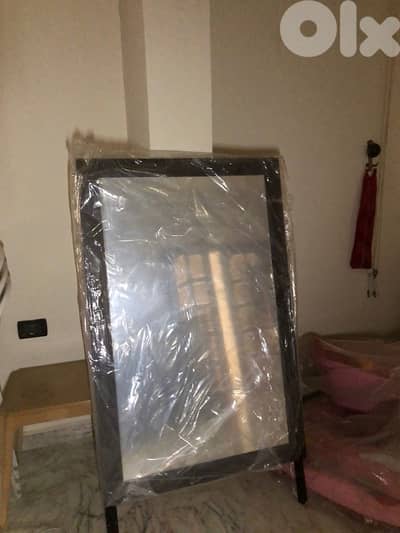 تخت مفرد ونص مع فرشه وكومود ٢ وشوفنياره للبيع