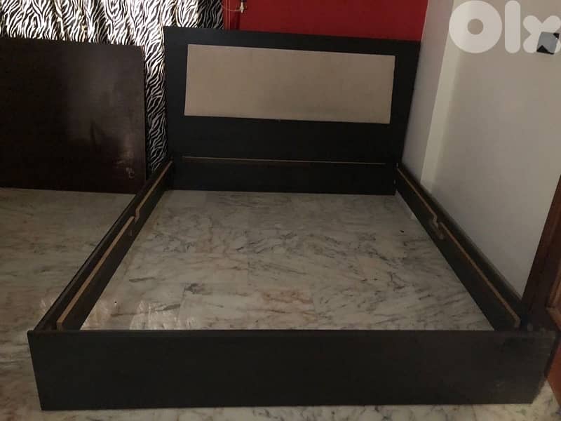 تخت مفرد ونص مع فرشه وكومود ٢ وشوفنياره للبيع 2