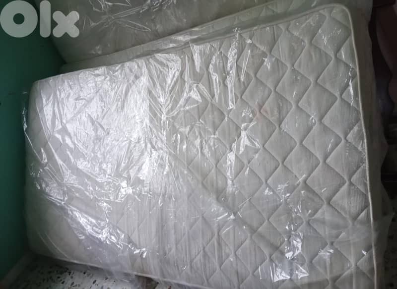 تخت مفرد ونص مع فرشه وكومود ٢ وشوفنياره للبيع 3