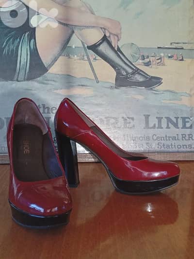 VINTAGE Burgundy leather heels