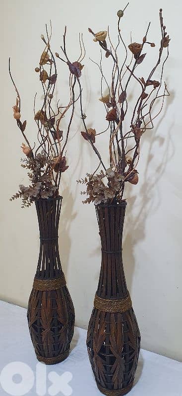 vases wooden with flowers 2 pieces like new bigsize 30$ beyrt 03723895 0