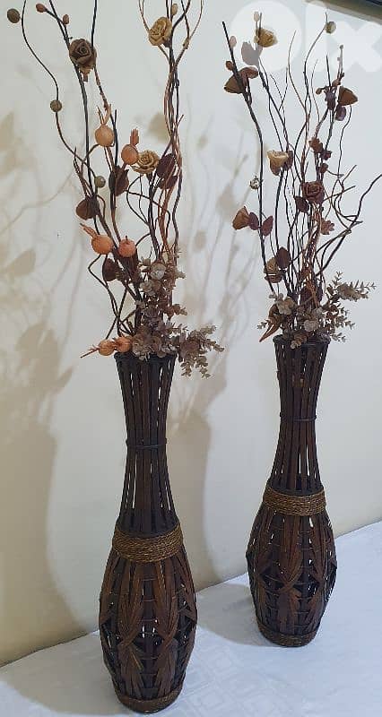 vases wooden with flowers 2 pieces like new bigsize 30$ beyrt 03723895 2