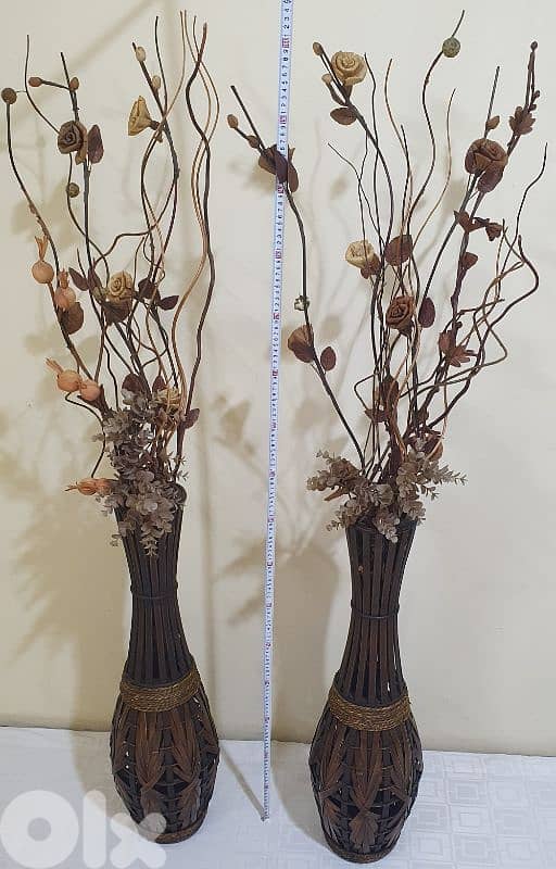 vases wooden with flowers 2 pieces like new bigsize 30$ beyrt 03723895 3