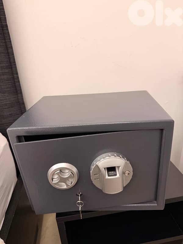 fingerprint and key money and jewellery safe 0