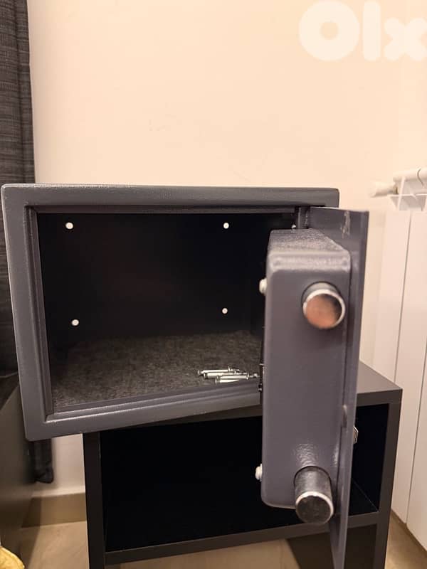 fingerprint and key money and jewellery safe 1