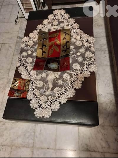 طاولة لون بني من Istikbal