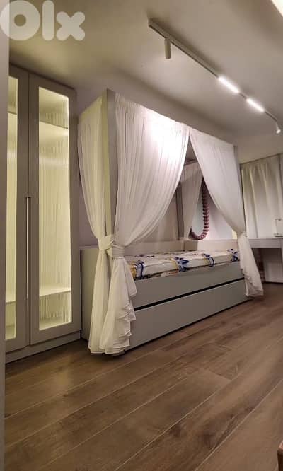 غرف نوم وأبواب وعلب مطابخ