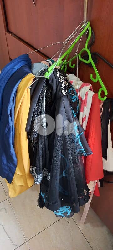 فساتين وبلوزات بحالة جيدة جدا 8