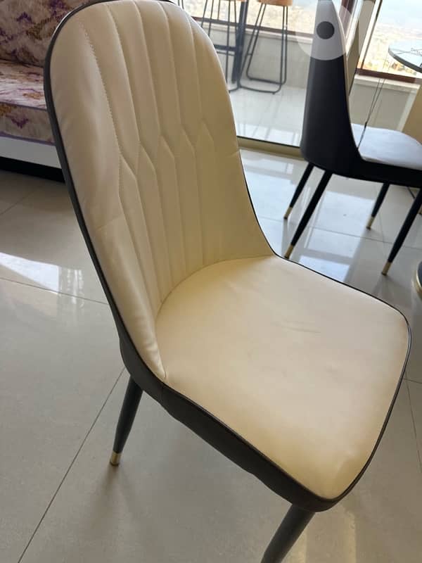 6 Dining Chairs for $200 0