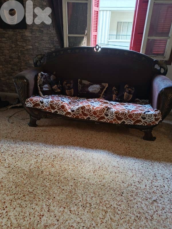 خزانة جيدة جدا خشب باب اول مع تلفزيون LG43و4سجادات وصالون 4قطع 4