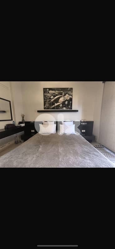 bed king vangee color + chiffoniere in the left 0