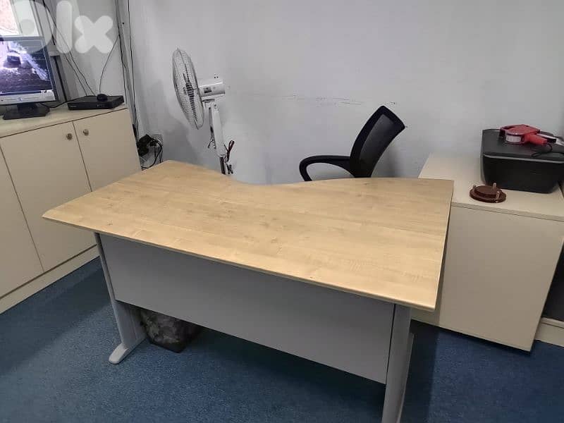 مكتب شبه مستعمل للبيع 1