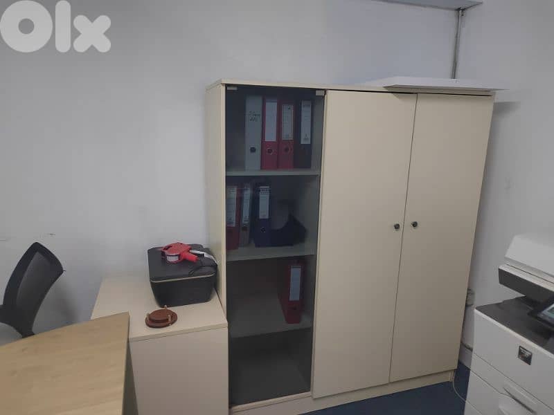 مكتب شبه مستعمل للبيع 2