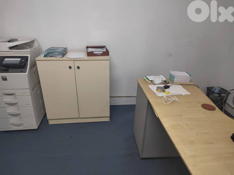 مكتب شبه مستعمل للبيع 4