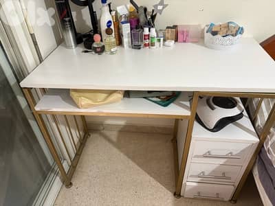 manicure table for esthetitic طاولة للمانيكور