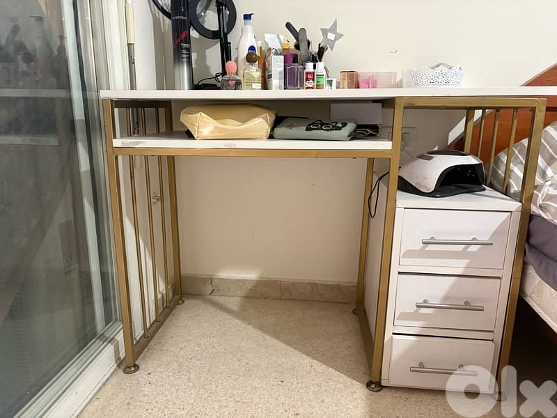 manicure table for esthetitic طاولة للمانيكور 2