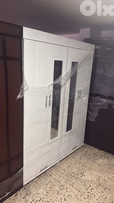 خزانة لون ابيض