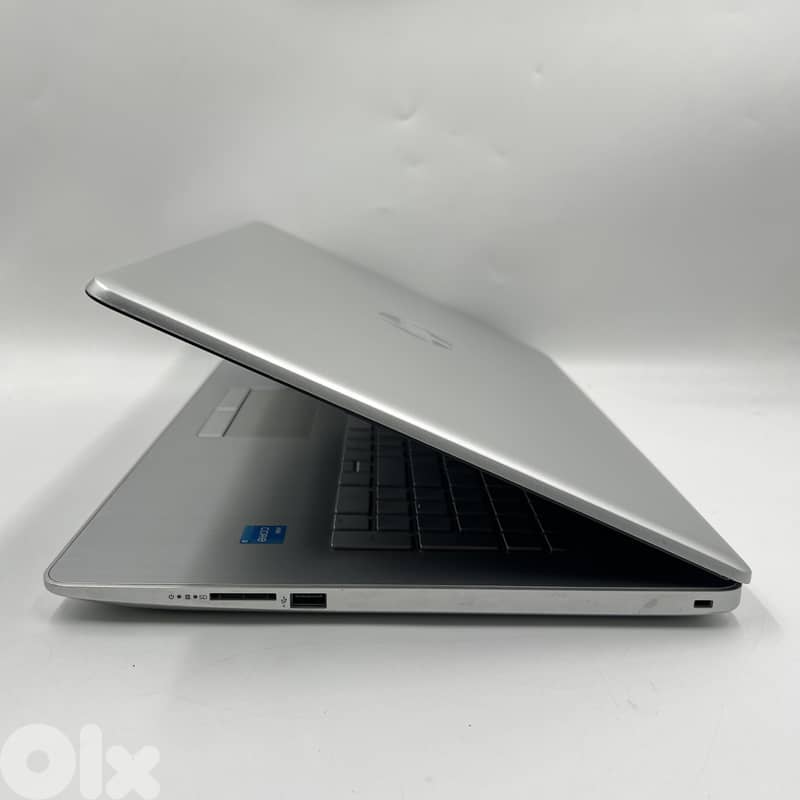 6149 Used Laptop HP 17-by4022wm 1