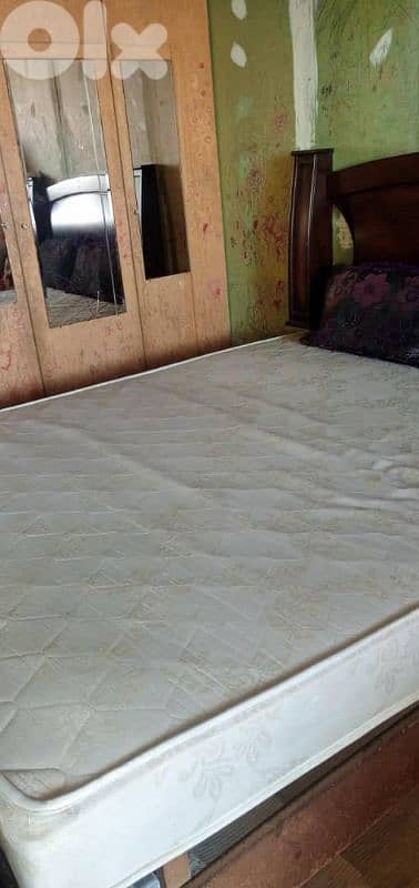 تخت وخزانة 50دولار بوضع جيد 1