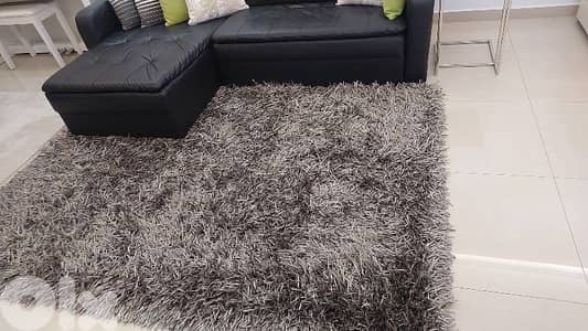 grey shaggy carpet