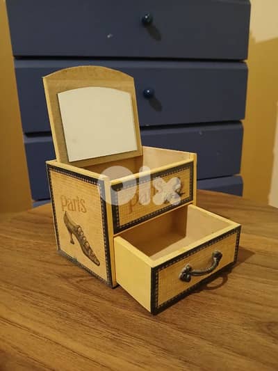 Vintage jewelry box with Mirror